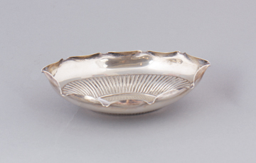 Ewardian silver bon bon dish of oval serpentine form 17 cm. wide