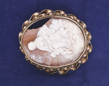 Large Victorian cameo brooch with gold mount