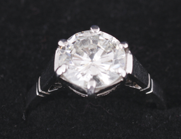 18 ct. white solitaire gold and diamond ring of 2.5 ct.