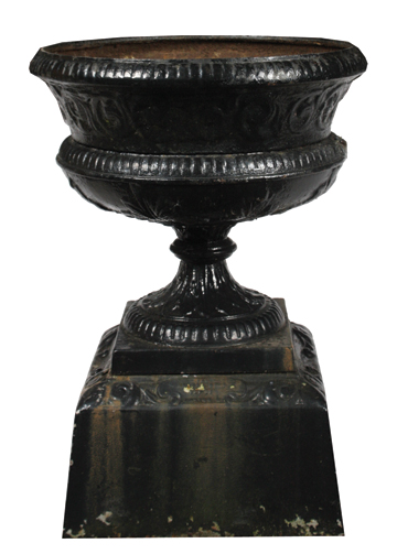 Pair of nineteenth-century cast iron urns on stands Each 75 cm high