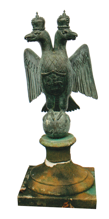 Nineteenth-century ceremonial bronze crested bird on a sandstone base 80 cm. high