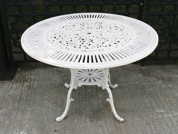 Large nineteenth-century cast iron garden table 106 cm. diameter