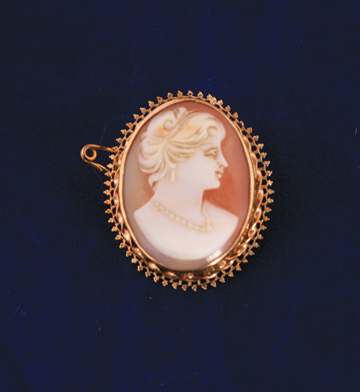 9 ct. gold cameo brooch