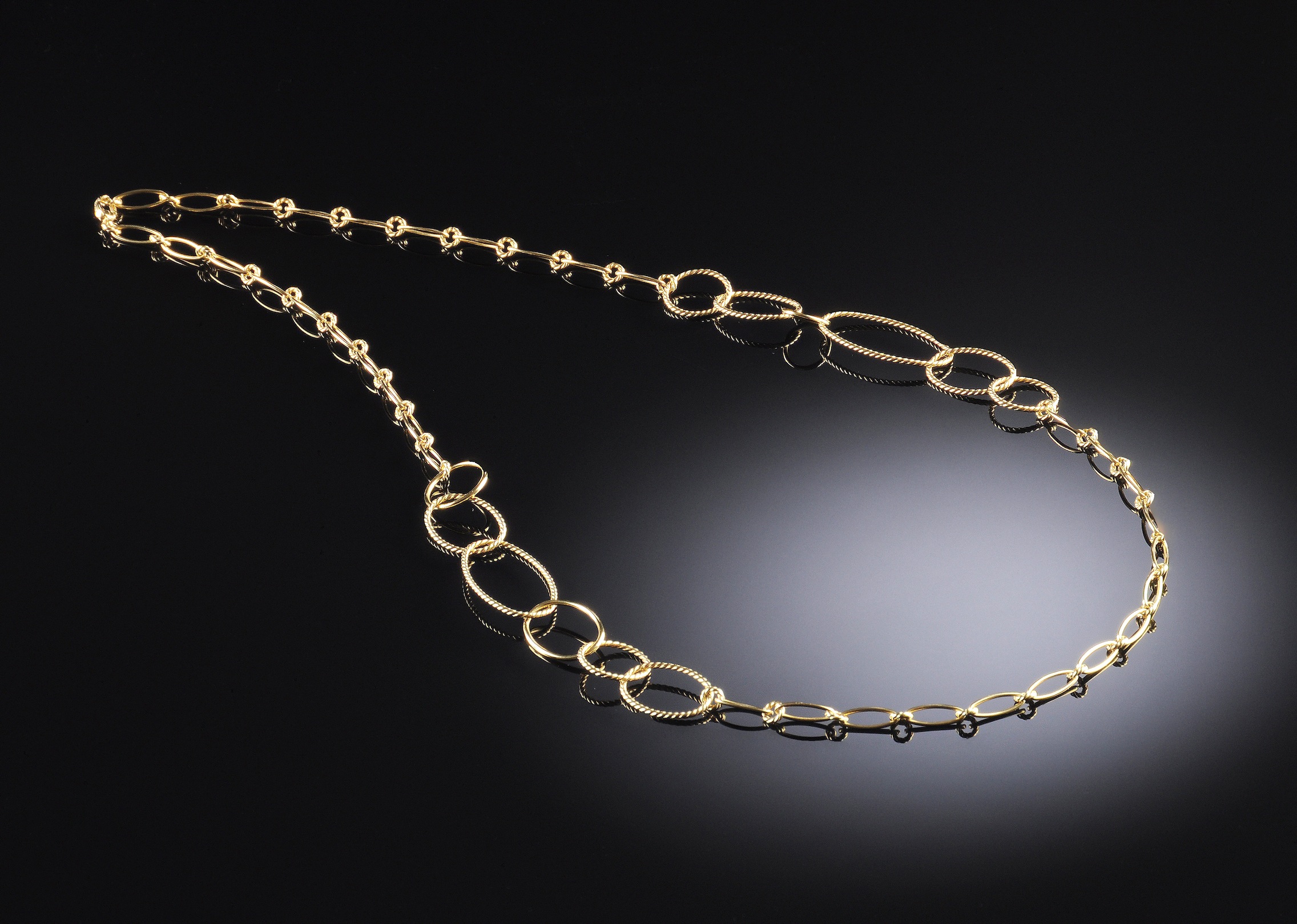 AN 18K DAVID YURMAN MOBILE NECKLACE, consisting of oval plain polish and cable style ovals