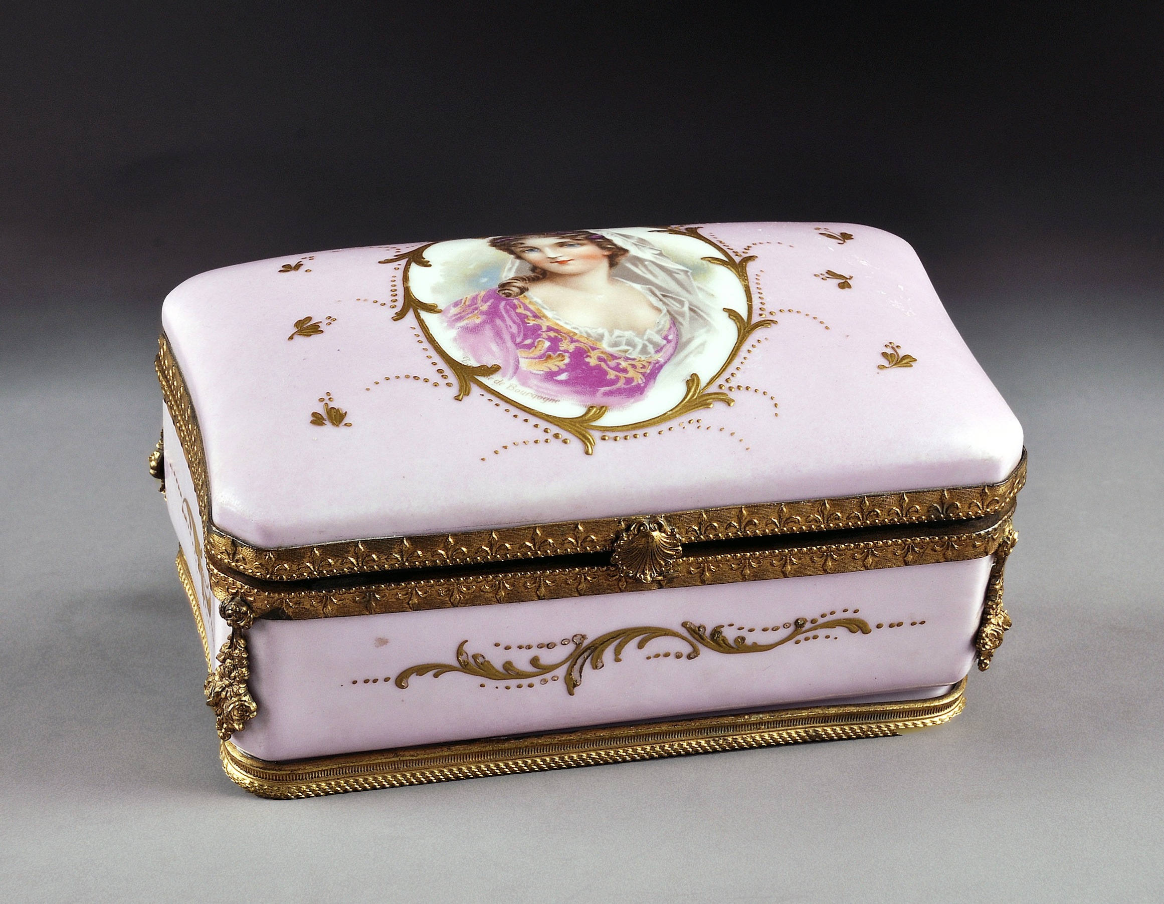 A SÈVRES STYLE GILT METAL MOUNTED PARCEL GILT PINK GROUND JEWELRY BOX, LATE 19TH/EARLY 20TH CENTURY,