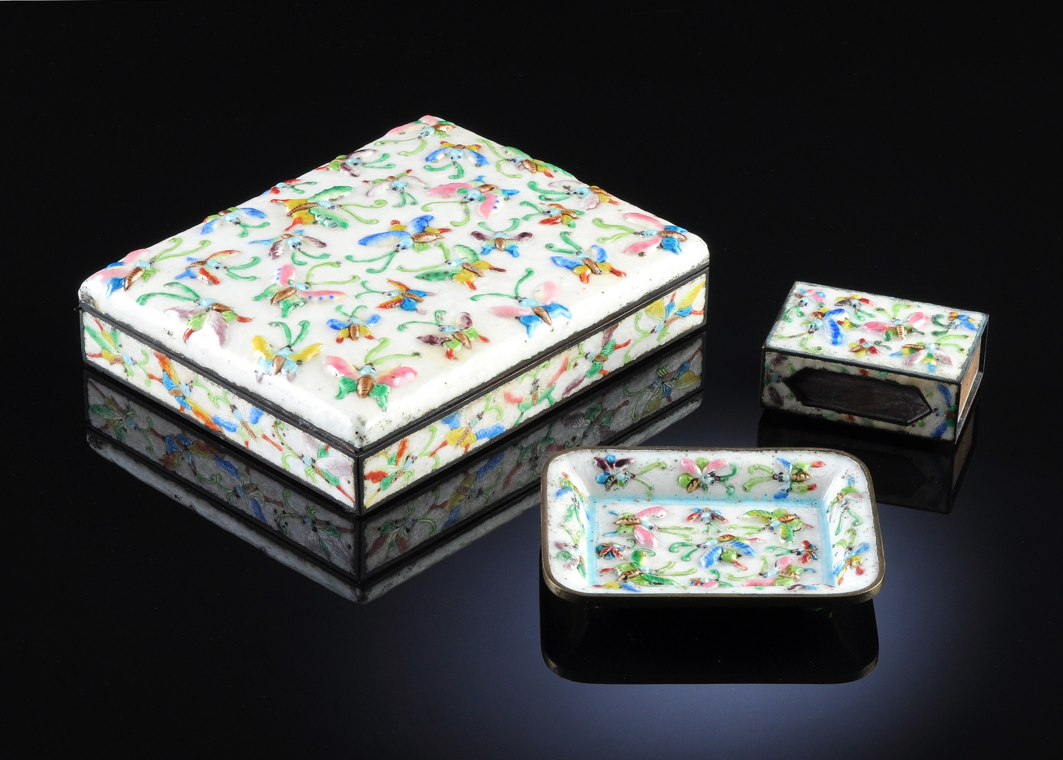 A VINTAGE CHINESE POLYCHROME ENAMELED THREE PIECE SMOKING SET DECORATED WITH BUTTERFLIES IN HIGH