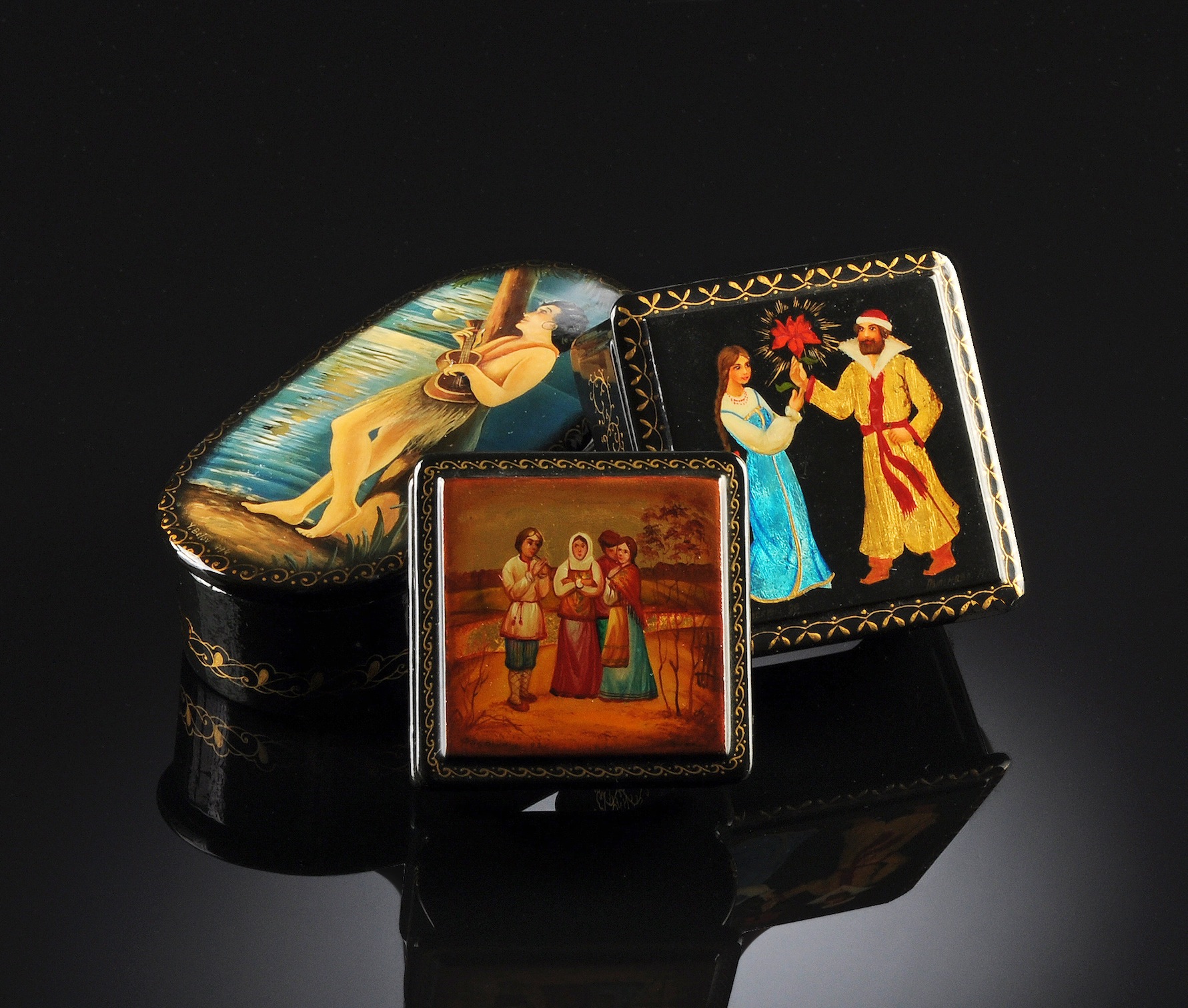 THREE MINIATURE RUSSIAN HAND PAINTED AND LACQUERED BOXES, LATE 20TH CENTURY the first of oval form