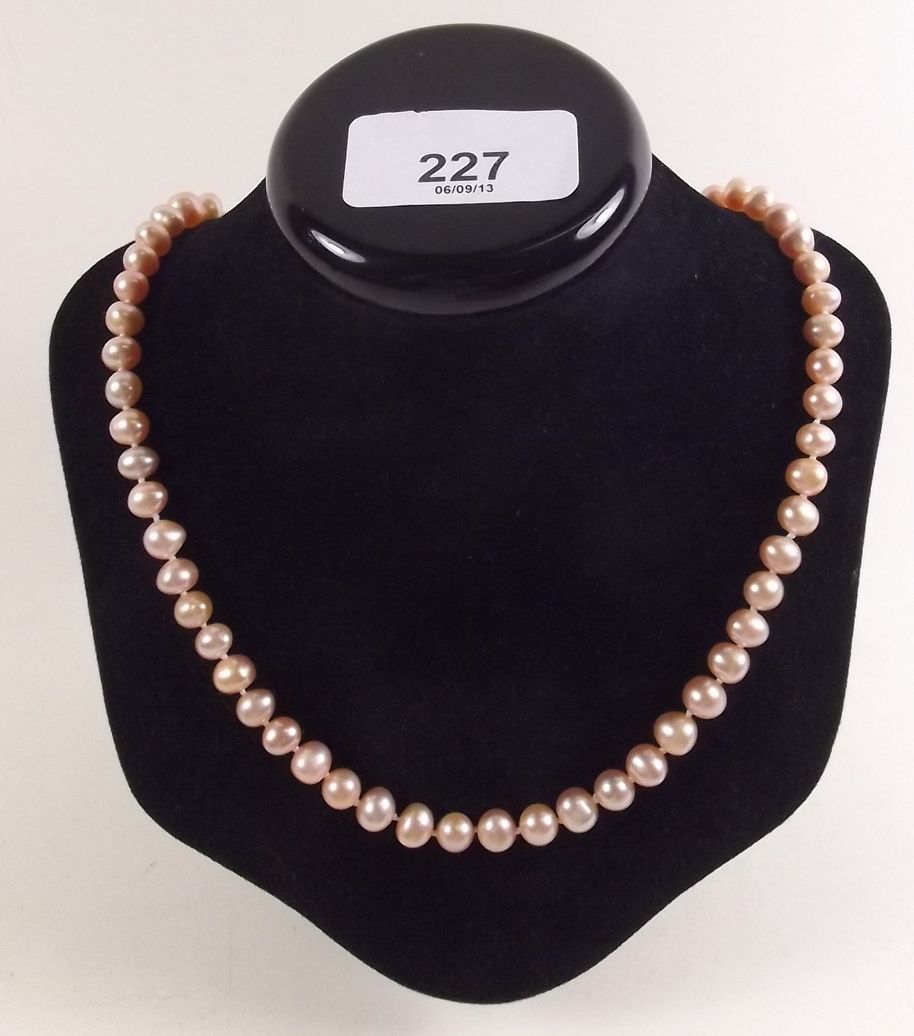 A pink Akoya pearl necklace - 18"