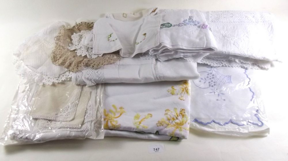 Two Edwardian lace and linen table cloths and various other table linen