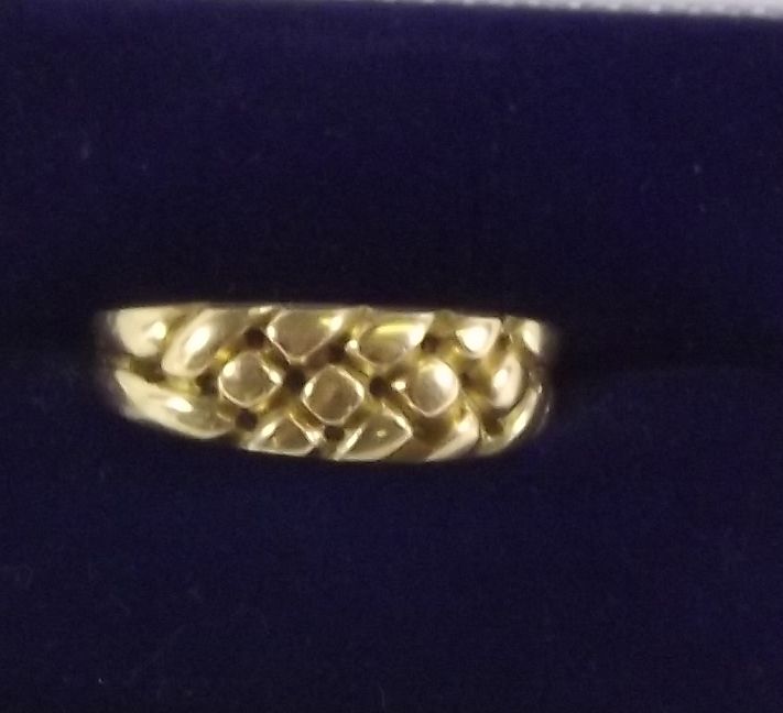 A Victorian 18 carat gold knot ring - 5g