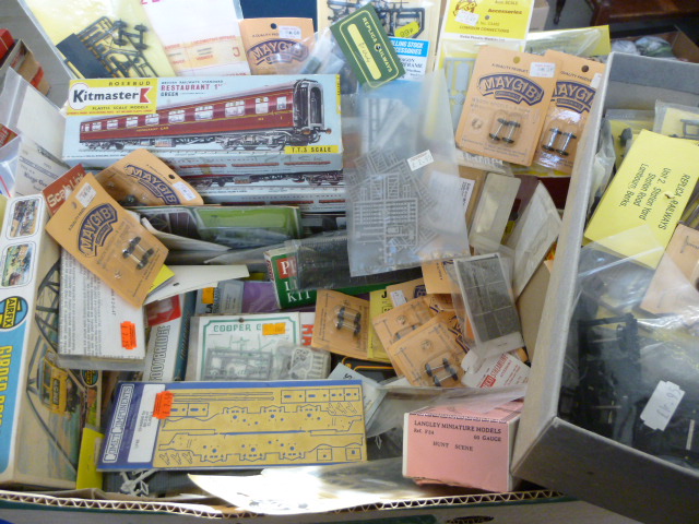 Airfix / Wills / Hornby /Triang and other manufacturers 00 Gauge Railway accessories: consisting