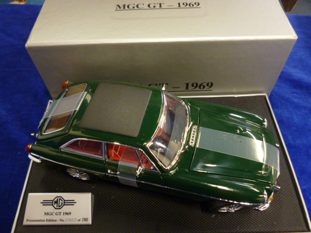 A Universal Hobbies MGC GT 1969, presentation edition No.883 of 2000, in original box, M, box VG-E