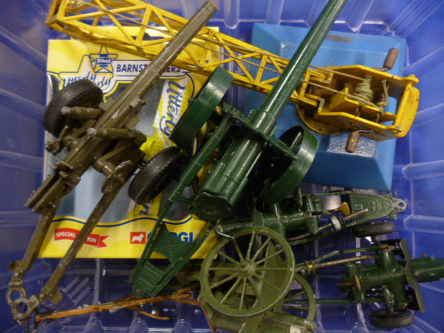 A Britains 4.7 Naval Gun, Royal Artillery Gun, 4.5 Howitzer (2), Crescent Field Gun, Dinky Toys Yard