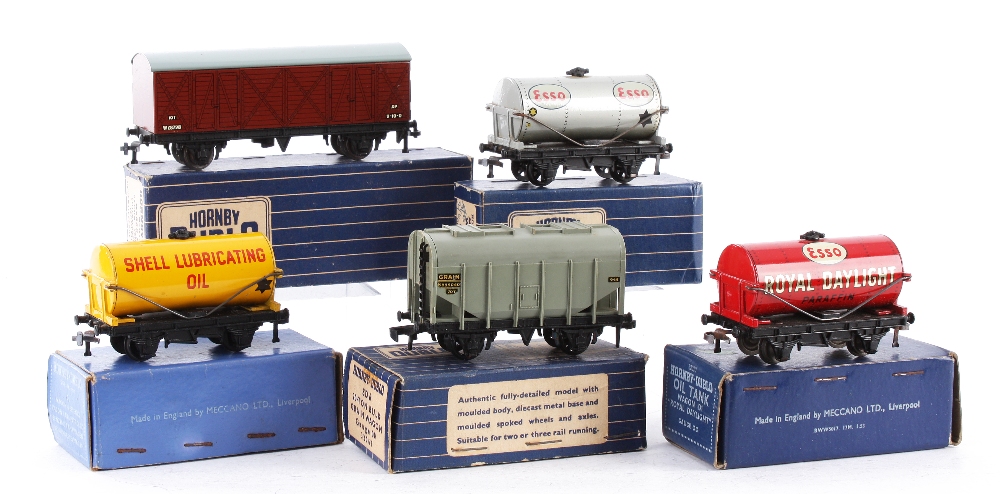 Hornby-Dublo 3-rail Rolling stock: consisting of Esso, Royal Daylight, Shell Lubricating (2),