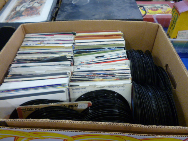 Approx 400 singles, various ages, genres and condition, majority with no sleeves (parcel)