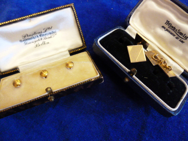 A boxed set of 9ct gold cufflinks together with a boxed set of 9ct gold studs 8.8g (parcel)