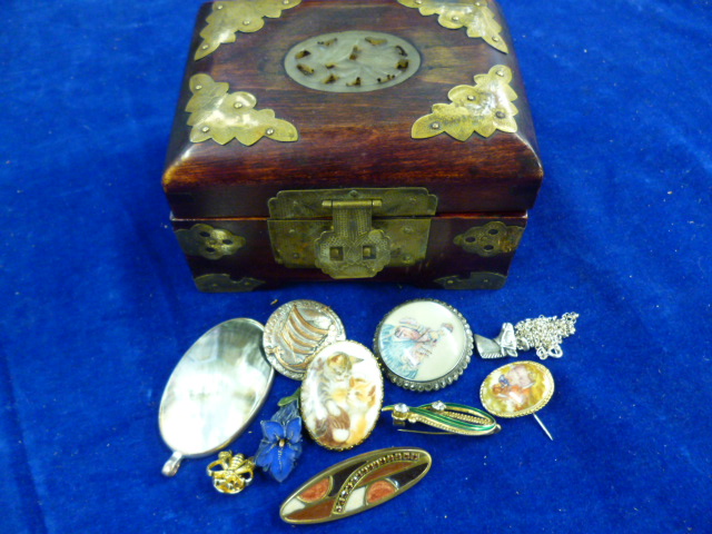 A collection of costume jewellery including brooches etc contained in a Chinese box (parcel)