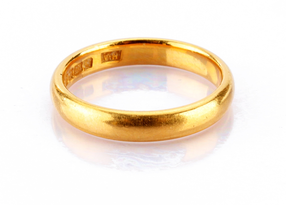 A 22ct gold wedding band approx. 4.8g