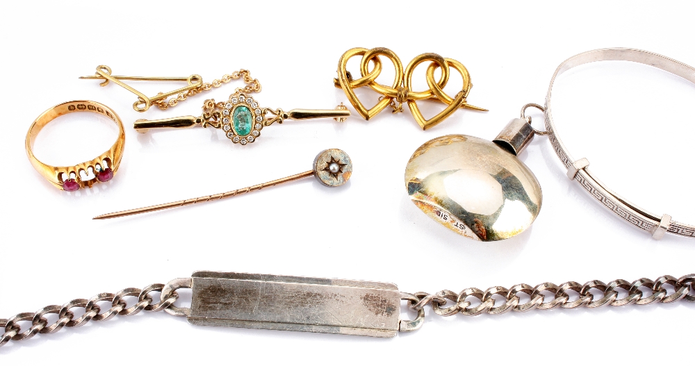 Seven items of jewellery, including a 9ct gold emerald and diamond bar brooch, a gold and seed pearl