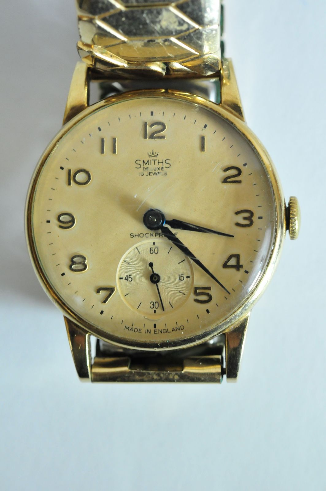 A gents 9ct gold cased wristwatch by Smiths having expanding bracelet strap