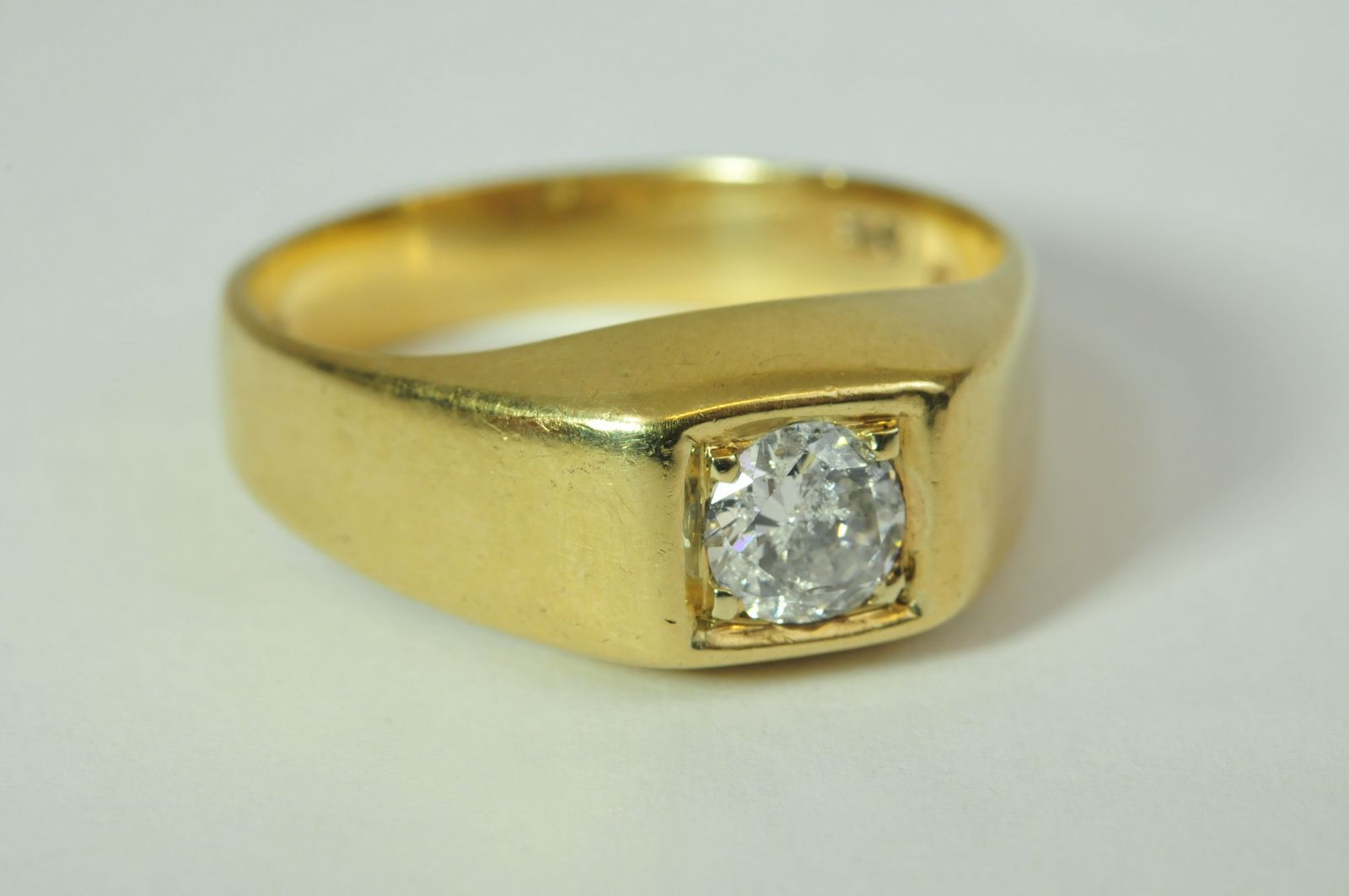 A 9ct gold gent's ring set with single diamond