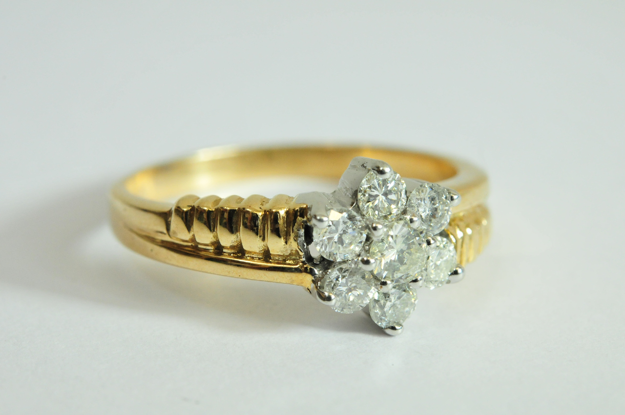 A ladies 9ct yellow gold ring set with seven diamonds in a cluster setting, 0.50ct TWT. Size M