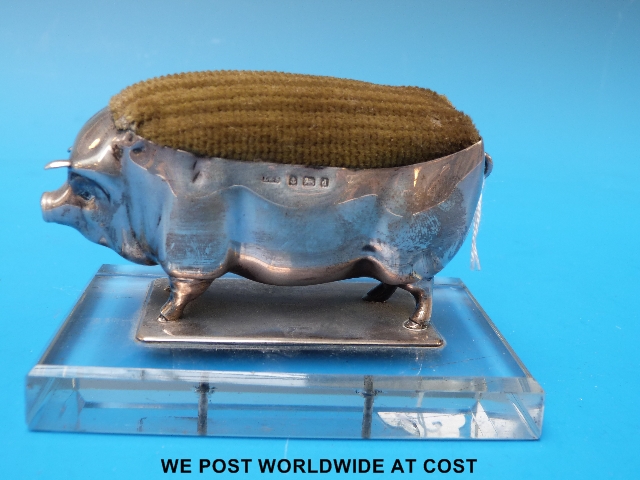 An Edwardian silver pig with pin cushion top on glass base (B'ham 1903) (total weight 392g)