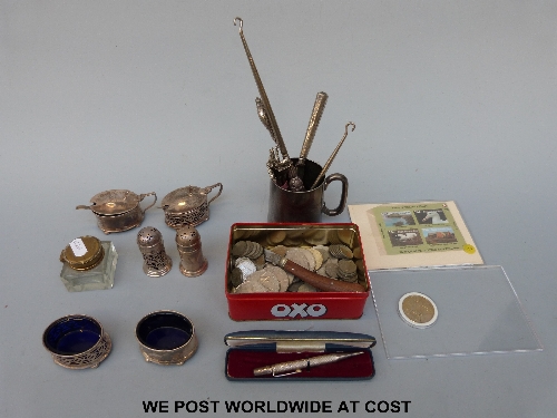 Silver handled button hooks, hallmarked yard o' lead pencil, plated cruet, coinage etc