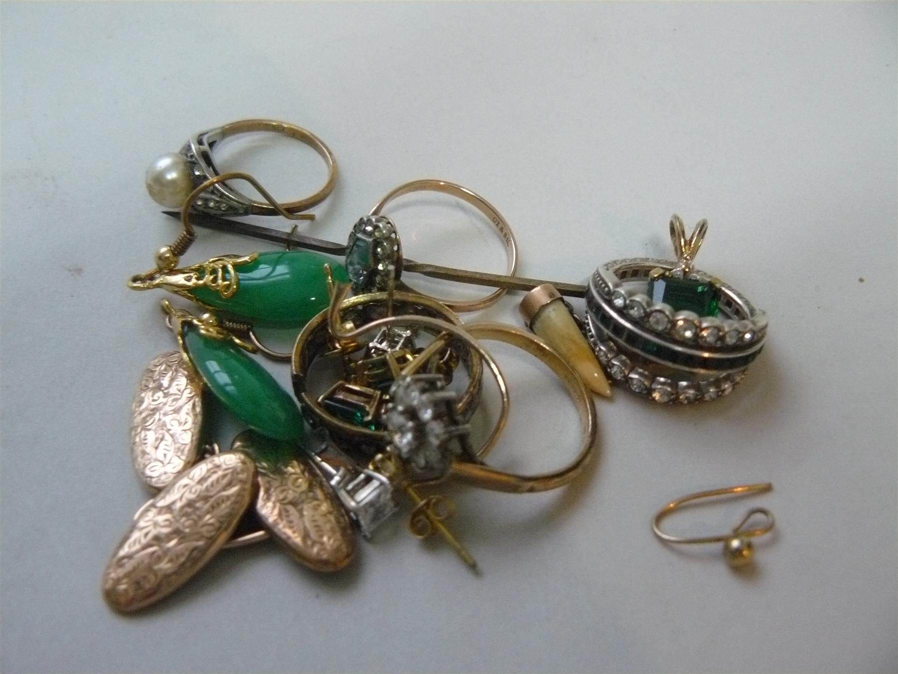 A small quantity of gold and other jewellery.