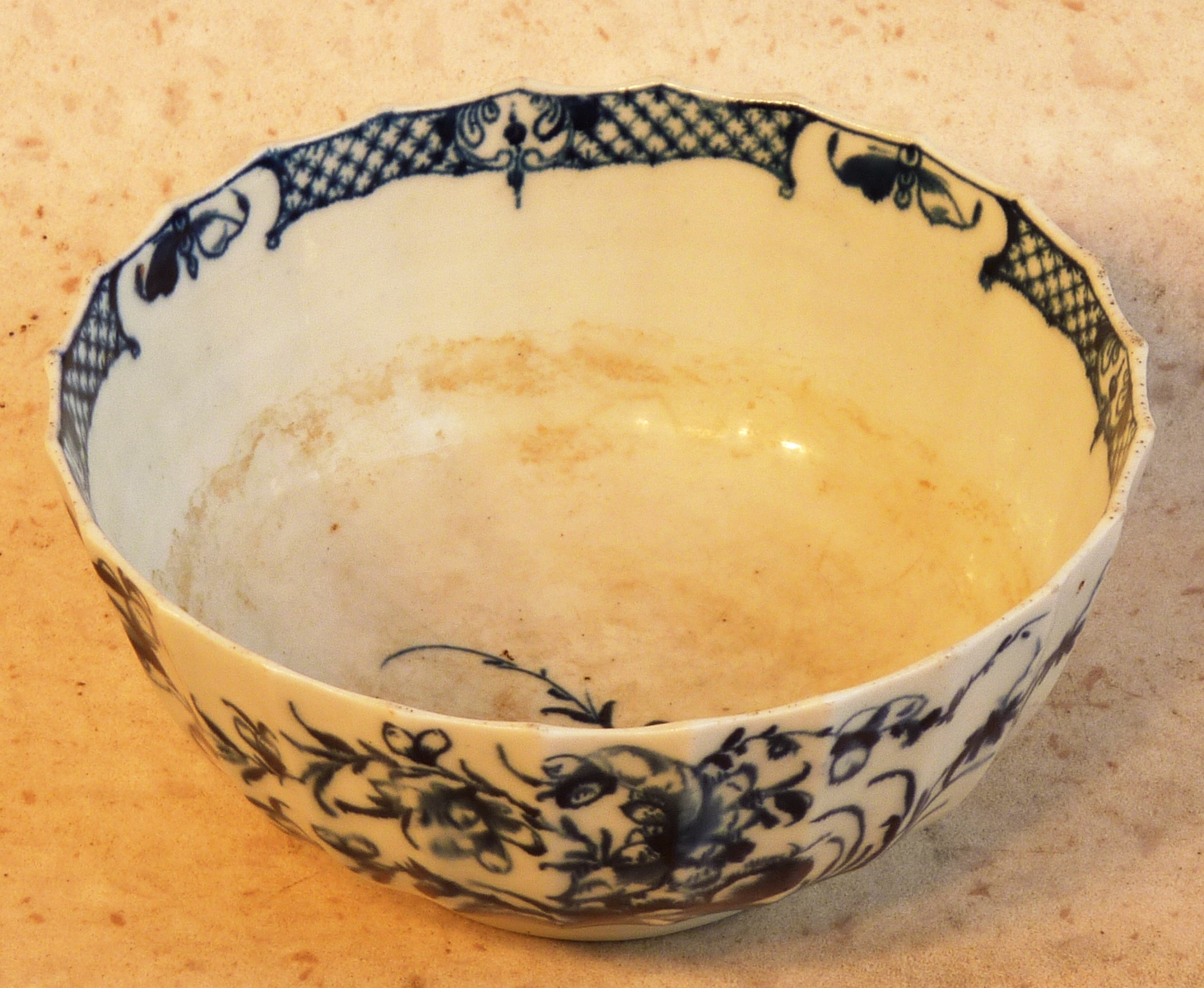 A late 18th/early 19th Century Worcester style Bowl, transfer decorated with an open winged bird and