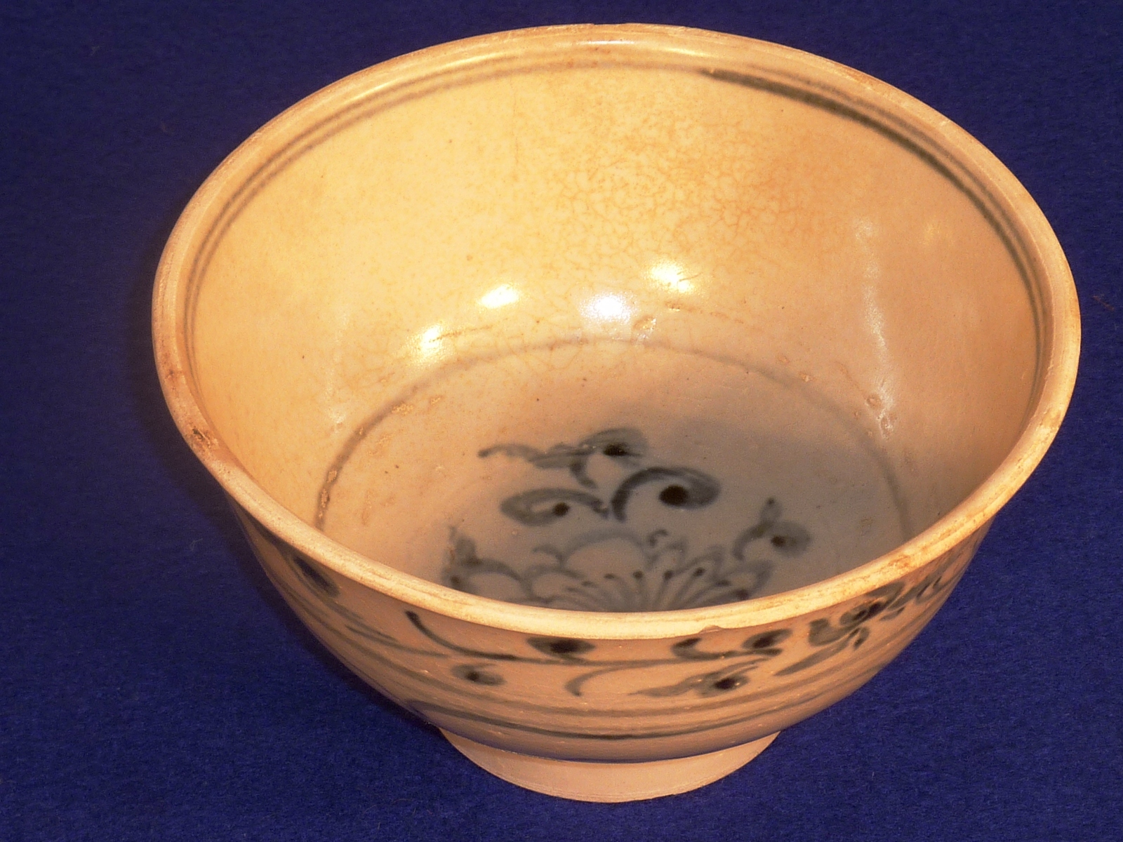 Ming Dynasty (1368 - 1644), Hoi An Hoard,  a footed Bowl nicely decorated internally and