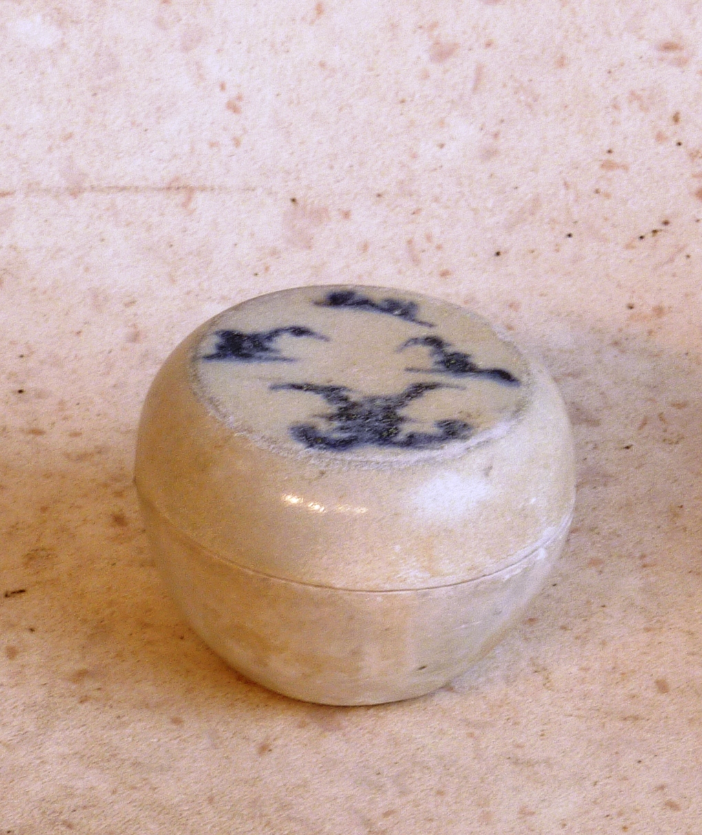 Ming Dynasty (1368-1644AD), Hoi An Hoard, a circular lidded Ming Box and Cover the lid decorated