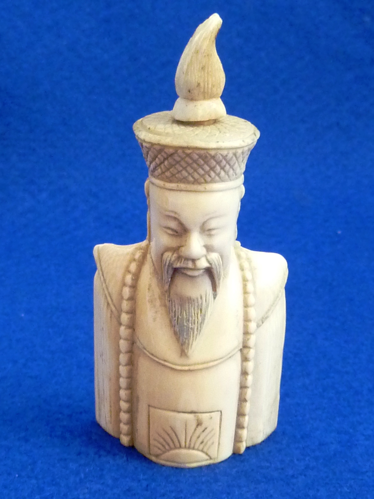 An interesting late 19th/early 20th Century Chinese carved ivory Snuff Bottle modelled as a