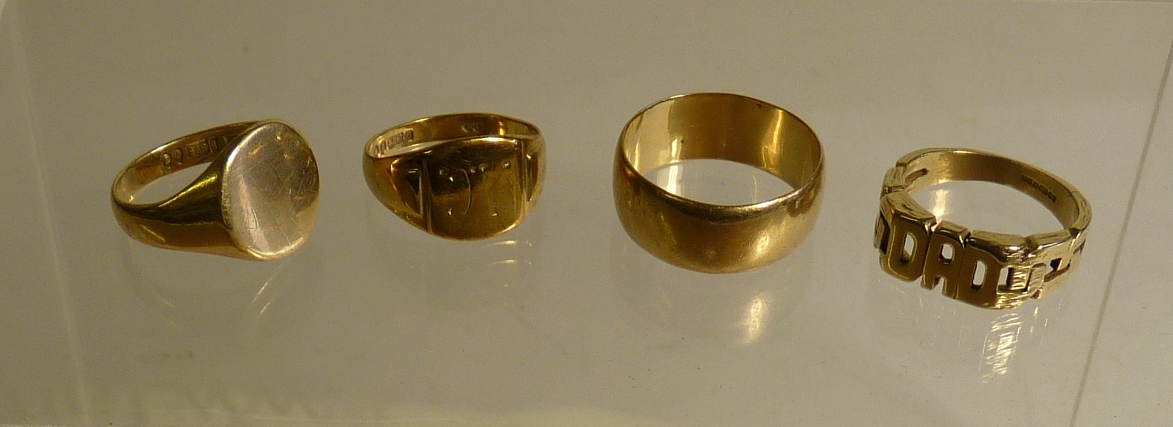 A 9ct gold Gents wedding band, two 9ct gold signet rings and a 9ct gold "Dad" ring (4) 21.6g