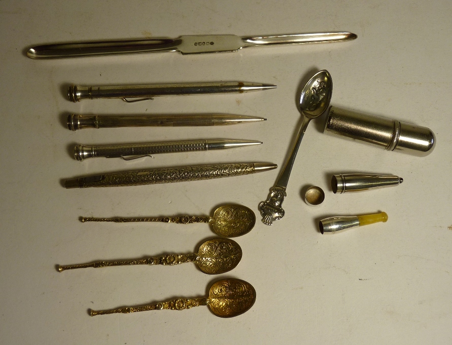 A silver cased ball point pen (clip broken); a plated marrow scoop; three propelling pencils;