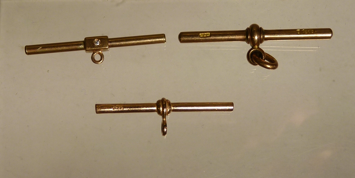 Three 9ct gold "T" bars, one set with a small diamond (3) total weight 7.5g