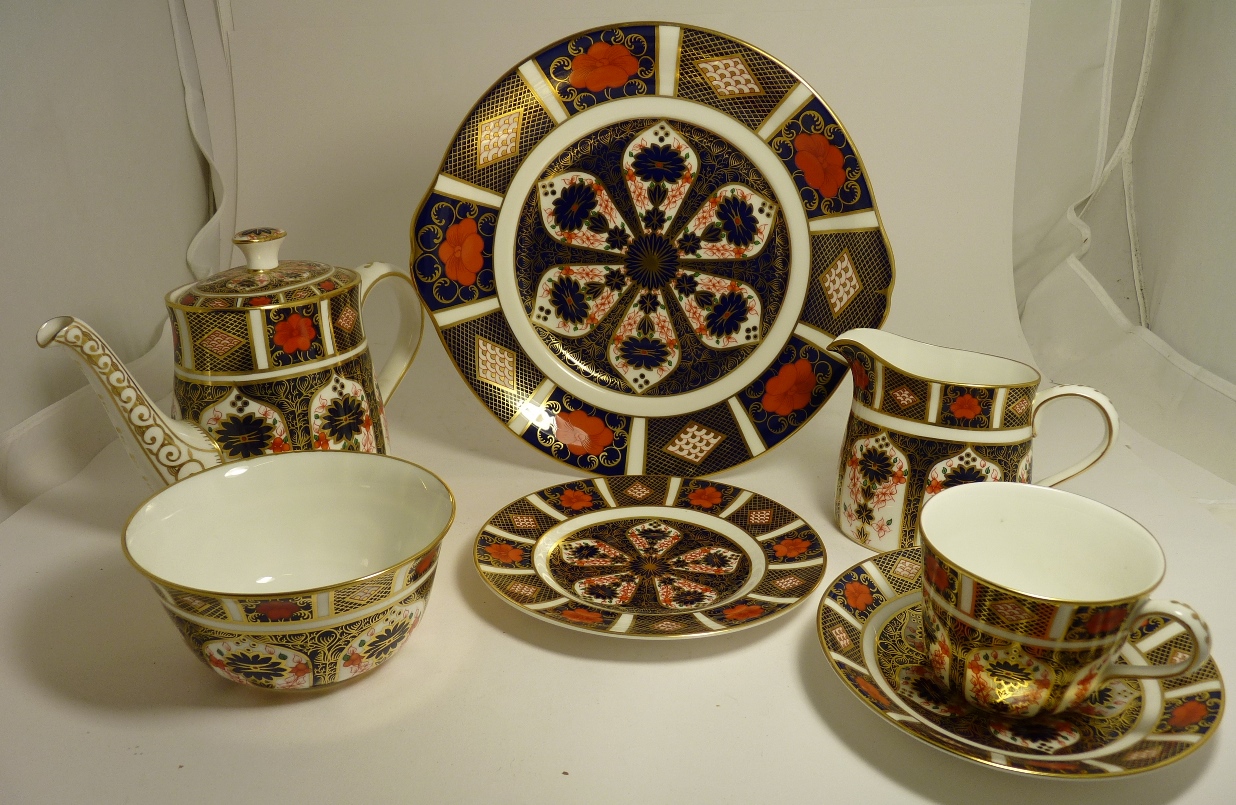 A Royal Crown Derby Old Imari 1128 pattern tea service comprising teapot, sugar bowl, milk jug,