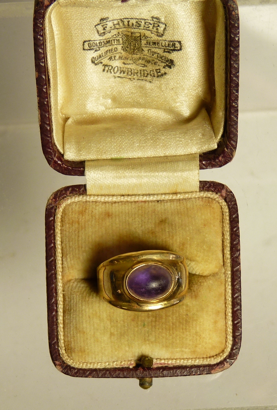 An 18k ring set with a cabochon amethyst