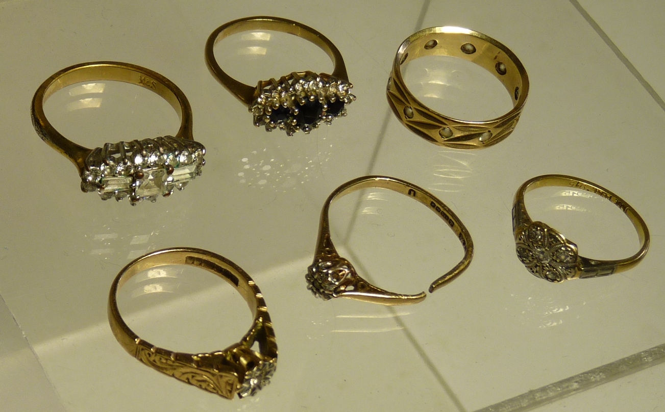 Six assorted 9ct gold lady`s dress rings, total weight 15g