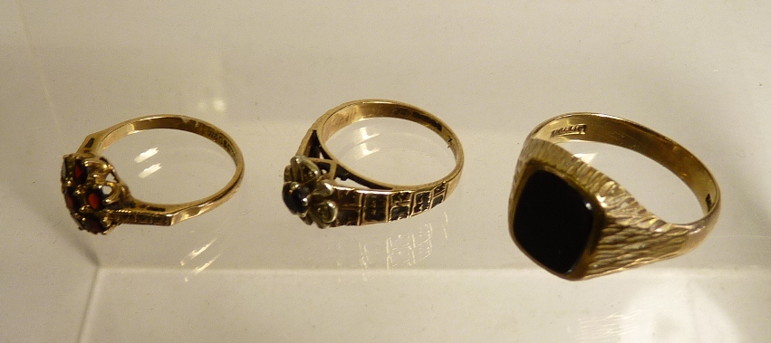 A gentleman`s 9ct textured gold hardstone set signet ring together with two lady`s 9ct gold dress