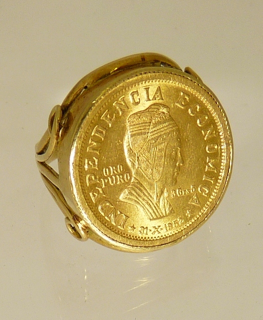 A 9ct gold mounted coin set ring, the coin high carat gold and dated 1952, Independencia Economica