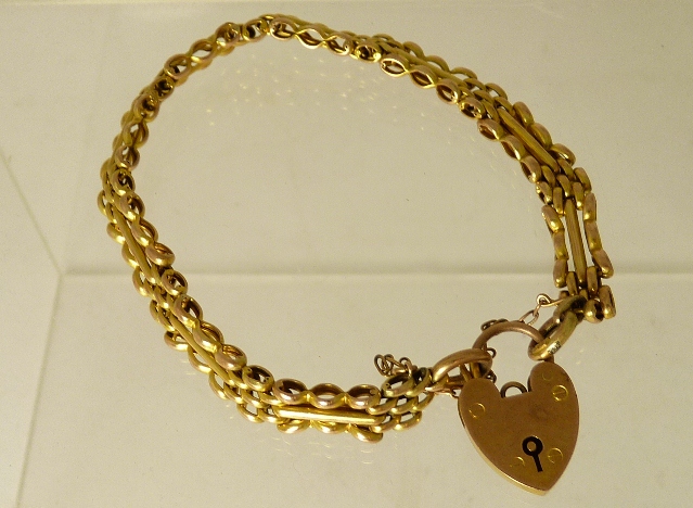 A 9ct gold gate-type bracelet with 9ct gold padlock claps, 11.3g approx.