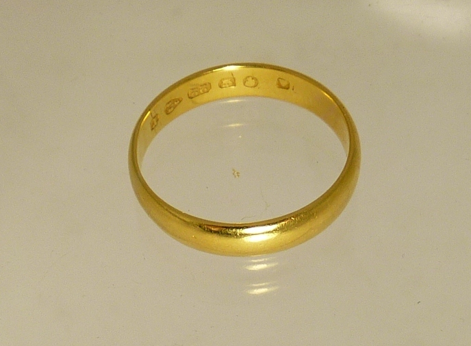 A 22ct gold wedding band, size O+, 3.2g approx.