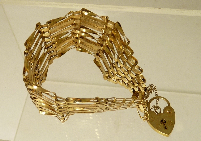 A 9ct gold 8-bar gate bracelet with 9ct padlock clasp, 14.7g approx with 9ct padlock claps. 14.7g