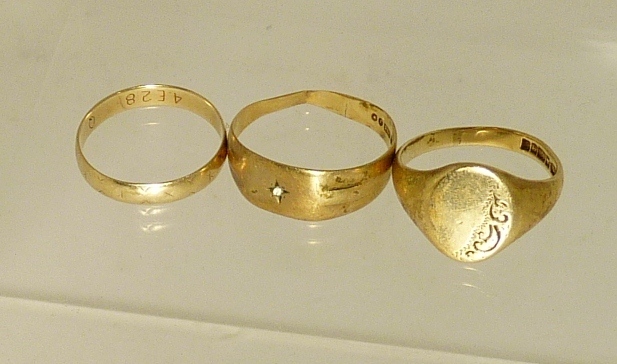 A 9ct gold wedding band (worn), size Q; a 9ct gold gent`s signet ring set with a tiny diamond (