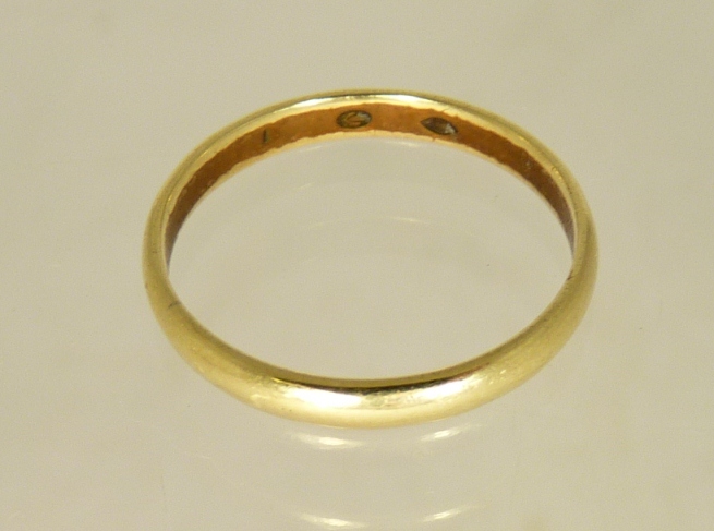 A gold (tested) wedding band size P, 2g approx.