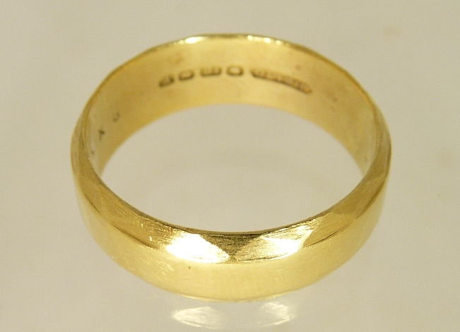 An 18ct gold wedding band size T, 8g approx.