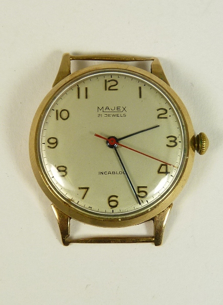 A gents 9ct gold cased Majex Inca block wristwatch, the matt silvered dial with gold Arabic numerals