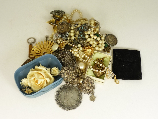 A quantity of costume jewellery including gilt metal necklace and earring from Israel, with