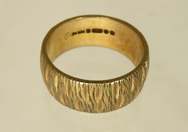 A 9ct gold bark effect wedding band size O, 6.1g approx.